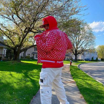 La chaqueta Supreme X louis Vuitton que lució Max Miller en su cuenta de Instagram @miller 
