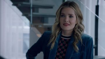La lista top Scotch & Soda usada por Sutton Brady (Meghann Fahy) en De celles qui osent (S04E14)