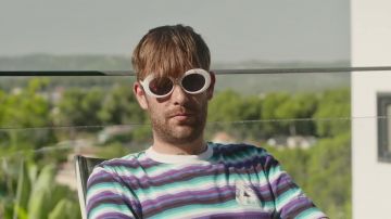 Le t-shirt Palace rayé porté par Senamo dans la vidéo High & Fines Herbes : Épisode 5 - Saison 3