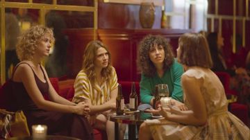 Le chemisier rayé porté par Valeria (Diana Gómez) dans la série Valeria (Saison 1)