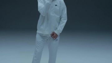 Los pantalones de chándal de Romeo Elvis en su clip Smashed