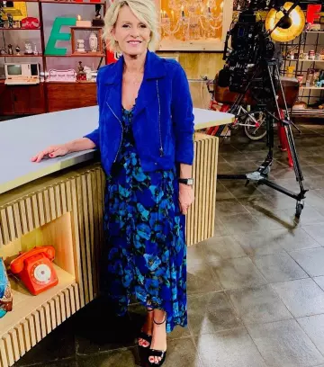 El vestido largo de gasa de Sophie Davant imprimió flores azules con volantes en su cuenta de Instagram @sophie_davant
