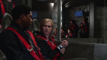 El brazalete de Clarke Griffin (Eliza Taylor) en la serie The 100 (Temporada 1 Episodio 1)