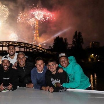 The sweatshirt green Dior worn by Kylian Mbappé on the account Instagram of @neymarjr