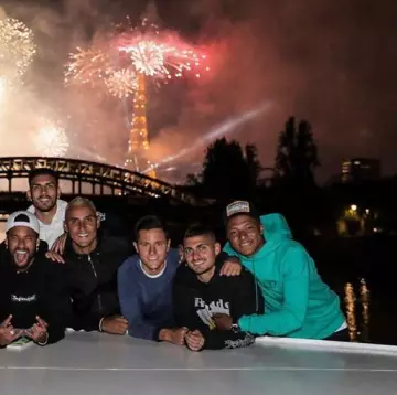 Le sweatshirt vert Dior porté par Kylian Mbappé sur le compte Instagram de @neymarjr 