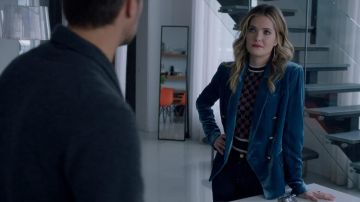 El Blazer La Agencia usada por Sutton Brady (Meghann Fahy) en Those Who Dare (S04E14)