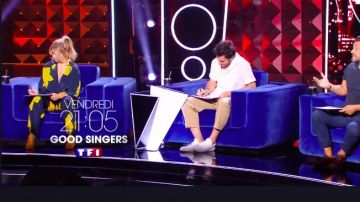 The shirt is navy blue,flowers patterns, Cut oversize, V-Neck, 3/4 Sleeve by Julie Zenatti in Good Singers the 17.07.2020