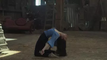 Le top ASTR The Label bleu porté par April (Sofia Carson) dans le film Feel the Beat