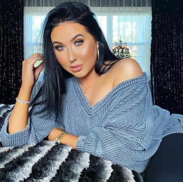 El jersey azul de cuello en V de Free People usado por Jaclyn Hill en su cuenta de Instagram @jaclynhill 
