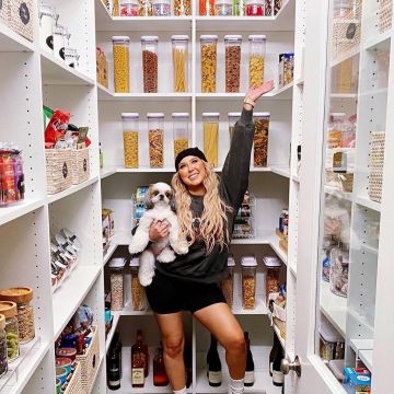 La sudadera de Beverly Hills usada por Jaclyn Hill en un video de su gira Pantry