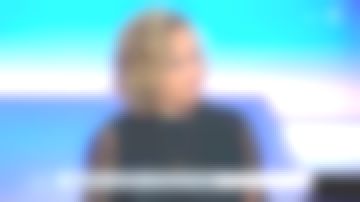 La blouse en soie camaïeu de verts et de bleu pétrole en imprimé tacheté de Caroline Roux dans C dans l'air le 16.07.2020