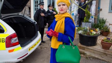 Green handbag worn by Agatha Raisin (Ashley Jensen) in Agatha Raisin (S03E05)