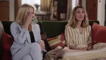 La chemise à rayures jaunes de Wesley (Nasim Pedrad) dans Desperad@s