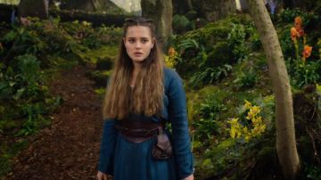 El vestido azul de Nimue (Katherine Langford) en Cursed: The Rebel (S01E01)