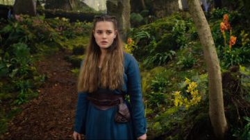 El bolsillo del cinturón de Nimue (Katherine Langford) en Cursed: The Rebel (S01E01)