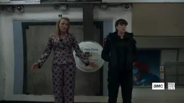 Le pantalon de tailleur imprimé Halpern porté par Villanelle (Jodie Comer) dans Killing Eve (Saison 3 Épisode 8)
