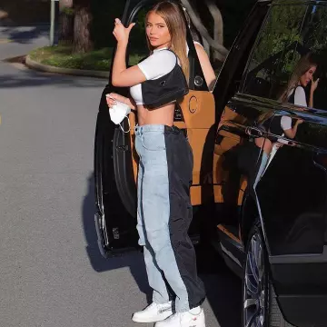 Le jean bleu et noir portée par Kylie Jenner sur le compte Instagram de @stepcorrectuk