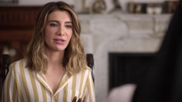 The striped shirt of Wesley (Nasim Pedrad) in Desperad@s