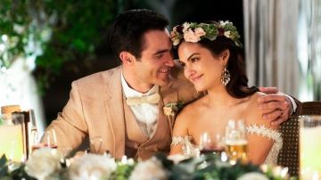 Floral crown worn by Tala (Camila Mendes) in Palm Springs