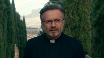 Lunettes rondes porté par le Père de Vincent (Tristán Ulloa) en Guerrier Nun (S01)