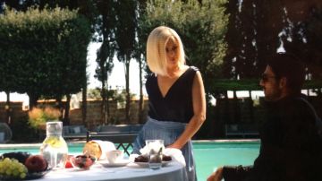 The top cache core without sleeve worn by Laura Biel (Anna Maria Shieklucka) in the film 365 days