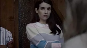Le pull color block de Brooke Thompson (Emma Roberts) dans la série American Horror Story