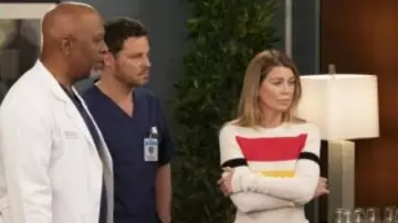 Le pull à empiècements rouge et jaune du Dr. Meredith Grey (Ellen Pompeo) dans Grey's Anatomy Season 15 episode 24