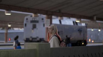 La mochila geométrica rosa que lleva Jules Vaughn (Hunter Schafer) en Euphoria (S01E07)