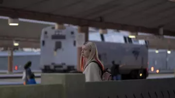Le sac à dos géométrique rose porté par Jules Vaughn (Hunter Schafer) dans Euphoria (S01E07)