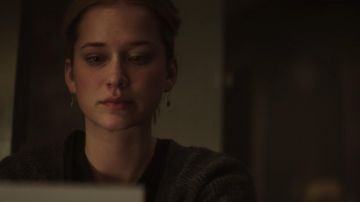 Gold earrings worn by Guinevere Beck (Elizabeth Lail) as seen in YOU S01E10