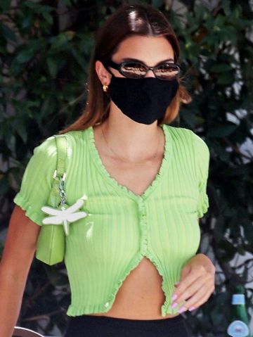 Le cardigan vert Princess Polly porté par Kendall Jenner sur une photo prise par des paparazzi