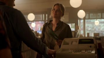 Blusa caqui de Guinevere Beck (Elizabeth Lail) en YOU (S01E01)