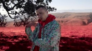 La chaqueta floral Supreme usada por Foda C en el videoclip "Farewell Soon" de Columbine