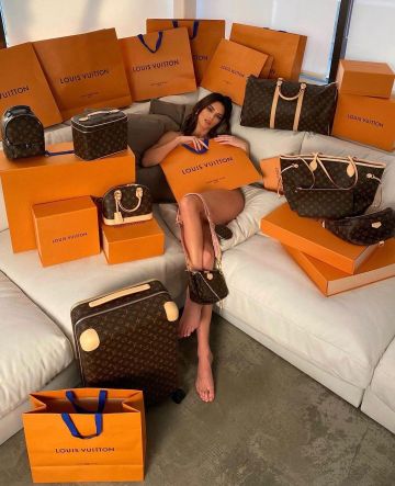 Louis Vuitton Monogram Handbags of Kendall Jenner on the Instagram account @kendalljenner