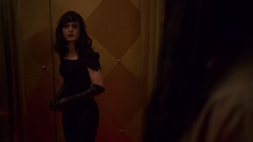 La robe noire portée par Miss Audrey (Lena Hall) dans Snowpiercer (S01E04)