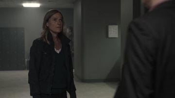 Chaqueta oscura en oscuro de Charlotte Doppler (Karoline Eichhorn) (S03E01)