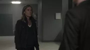 Le blouson bleu sombre de Charlotte Doppler (Karoline Eichhorn) dans Dark (S03E01)