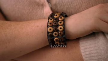 Pulsera de madera usada por Cady Heron (Lindsay Lohan) en Mean Girls