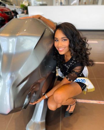 La combi-short avec dentelle et oeillets de Clémence Botino sur son compte Instagram @clemencebotinooff