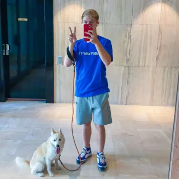 Le t-shirt Carhartt bleu porté par Michou sur son compte Instagram @michou_yt