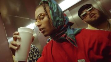 The scarf square Luv Resval in the clip Sonic Caballero & JeanJass