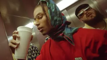 La bufanda cuadrada de Luv Resval en el clip de Sonic de Caballero & JeanJass