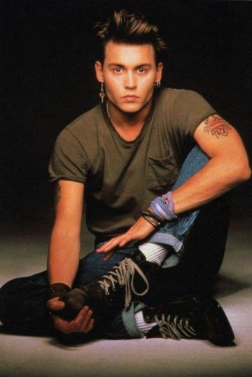 El pendiente clave que lleva Johnny Depp en una foto de los 80