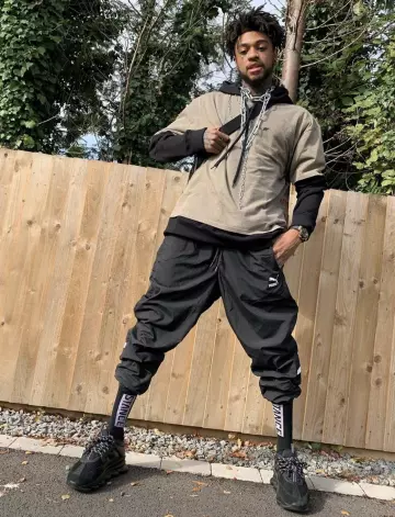 Les sneakers noires portées par Scarlxrd  sur son compte Instagram @scarlxrd