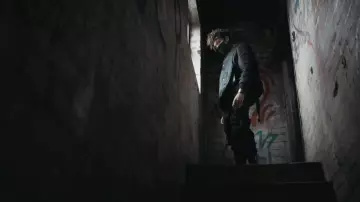 El chaleco abierto con correas usado por Scarlxrd en su clip de rey, SCAR.