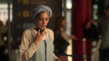 The shirt taupe embroidered Nadia Shanaa (Mina El Hammani) in Elite (S03E08)