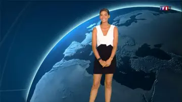 La robe fourreau en crêpe satiné à détail noué de Tatiana Silva dans Météo de TF1 le 21.07.2020