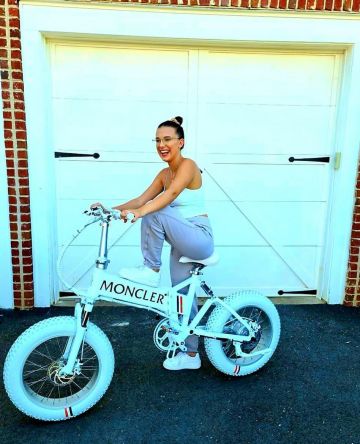 The jogging pants purple lilac Millie Bobby Brown on his account Instagram @milliebobbybrown