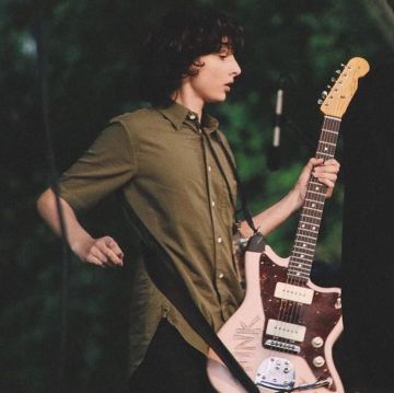Guitarra eléctrica Fender Jazzmaster utilizada por Finn Wolfhard en la cuenta de Instagram de @flinnstermagee