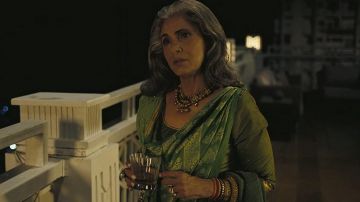 Gold necklace worn by Susan (Dimple Kapadia) in Tenet